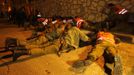 Israeli soldiers take cover as an air raid siren warns of incoming rockets before the funeral of Aaron Smadja, one of the three Israelis killed by a rocket fired from Gaza, at a cemetery in the southern city of Kiryat Malachi November 15, 2012. Two rockets fired from the Gaza Strip targeted Tel Aviv on Thursday in the first attack on Israel's commercial capital in 20 years, raising the stakes in a showdown between Israel and the Palestinians that is moving towards all-out war. REUTERS/Ronen Zvulun (ISRAEL - Tags: CIVIL UNREST POLITICS) Published: Lis. 15, 2012, 7:31 odp.