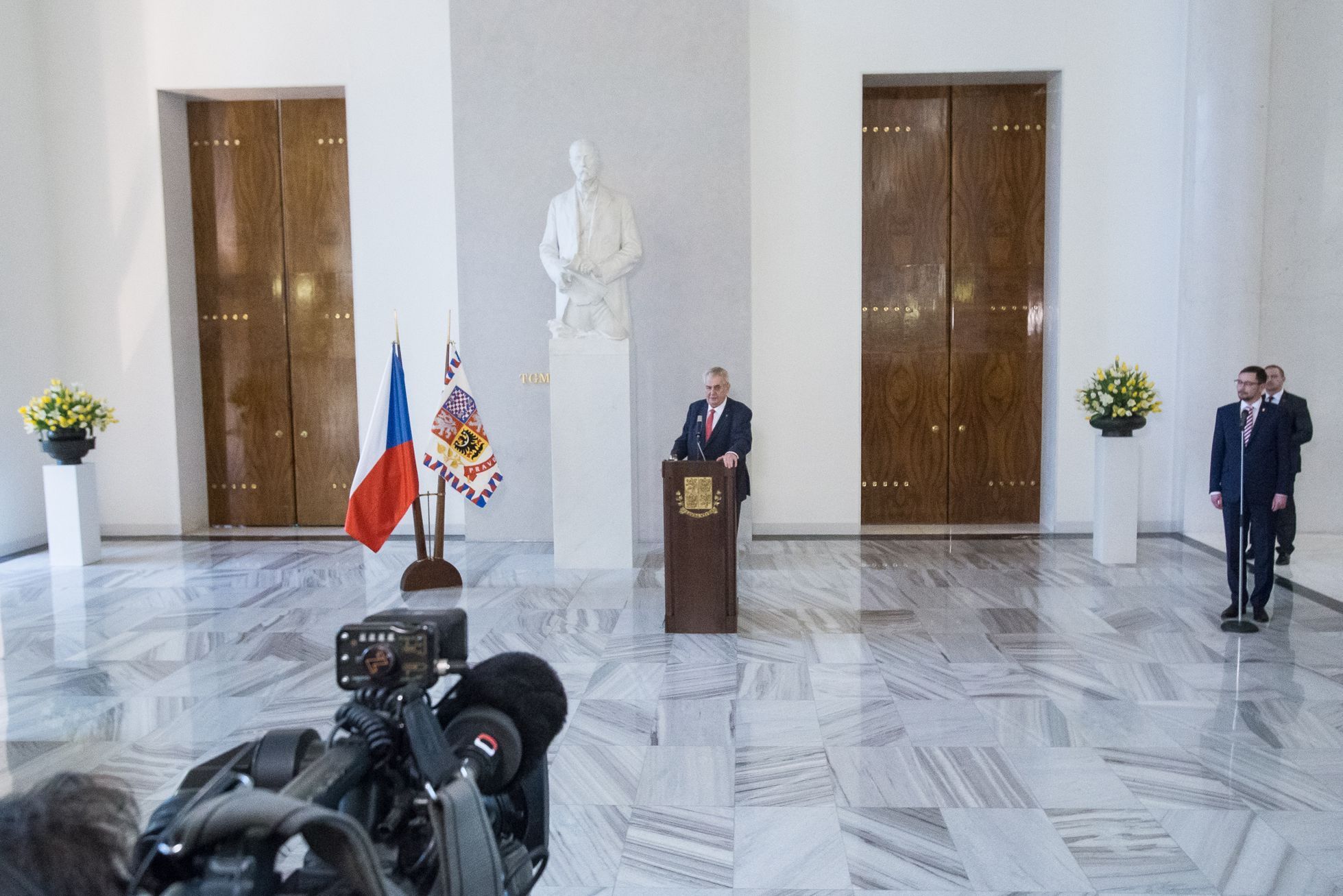 Miloš Zeman oznámil kandidaturu na prezidenta - jeho TK, aktivisté před Hradem