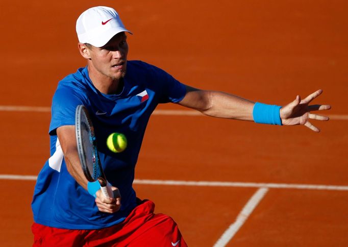 Český tenista Tomáš Berdych v prvním semifinálovém utkání Davis Cupu 2012 s Argentincem Juanem Mónacem.