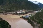 Sesuv půdy v Tibetu zahradil řeku a vytvořil jezero. Úřady evakuují tisíce místních