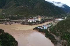 Sesuv půdy v Tibetu zahradil řeku a vytvořil jezero. Úřady evakuují tisíce místních