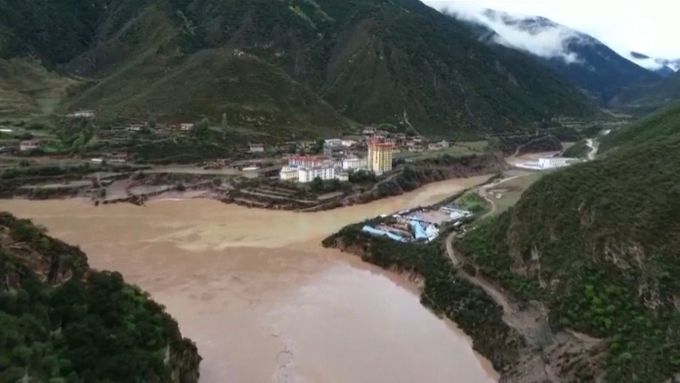 Sesuv půdy v Tibetu zahradil řeku a vytvořil jezero. Záběry z tibetského města Čhambo