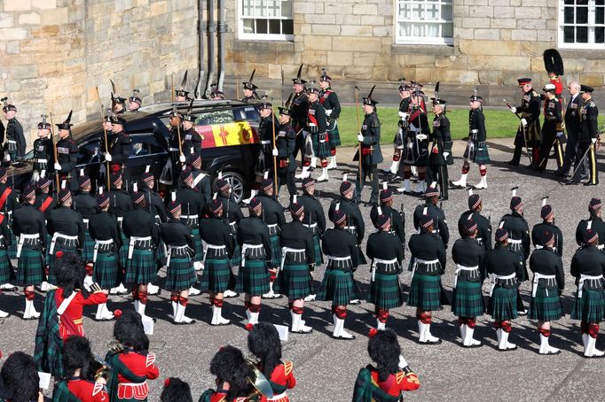 Smuteční průvod s rakví zesnulé britské královny Alžběty II.