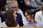 Šuškání dvou krásných vévodkyň i šílené pády. To jsou nejpovedenější obrázky letošního Wimbledonu