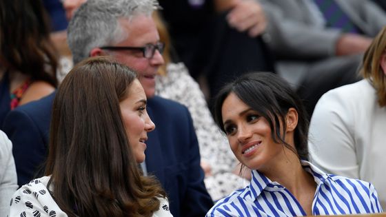 Šuškání dvou krásných vévodkyň i šílené pády. To jsou nejpovedenější obrázky letošního Wimbledonu