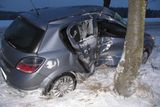Před sedmou hodinou ráno narazil u obce Zhoř do stromu řidič vozidla Opel Astra. Na zasněžené vozovce nezvládl řízení a s autem dostal smyk. Čtyřiačtyřicetiletý řidič byl s lehkým zraněním převezen do jihlavské nemocnice.