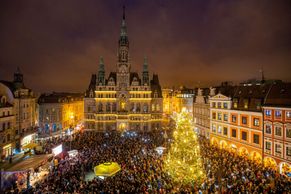 Foto: Česká náměstí rozsvítily vánoční stromy. Ve městech začaly adventní trhy