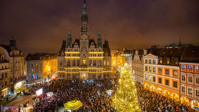 Foto: Česká náměstí rozsvítily vánoční stromy. Ve městech začaly adventní trhy