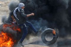 V Pásmu Gazy demonstrovaly desítky tisíc Palestinců, čtyři lidé zemřeli