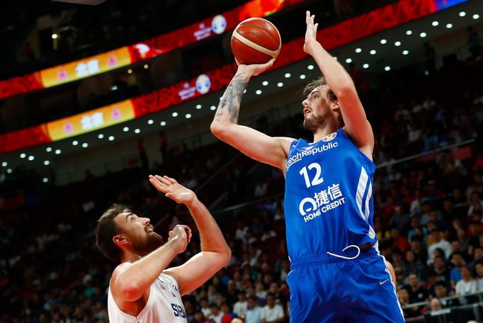 basketbal, MS 2019, Česko - Srbsko, Ondřej Balvín a Nikola Milutinov