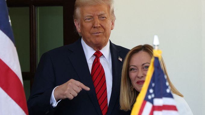 Americký prezident Donald Trump vítá italskou premiérku Giorgiu Meloniovou po jejím příjezdu do Bílého domu.