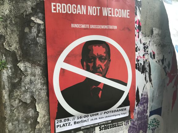 Erdogan není vítán. Leták v berlínské čtvrti Kreuzberg.