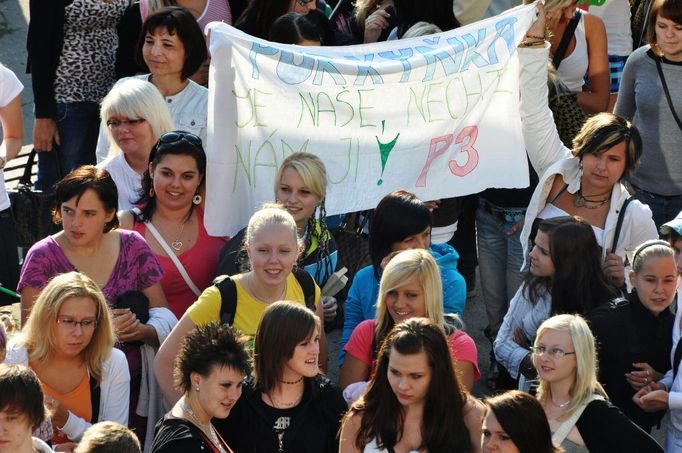 "Purkyňka je naše, nechte nám ji!" dožadovali se studenti první den školy. Na demonstraci jich přišlo kolem tisícovky, dorazili i ti, kteří už školu dostudovali.