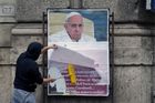 "Kde je tvé milosrdenství?" V Římě se objevily dvě stovky plakátů kritizujících papeže Františka