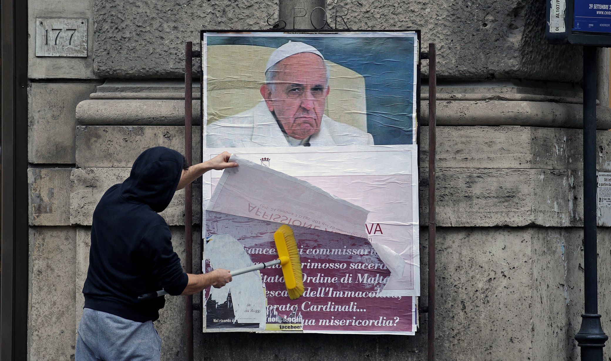 Plakát kritizující papeže Františka