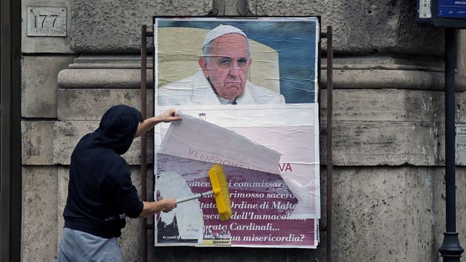 Plakát kritizující papeže Františka.