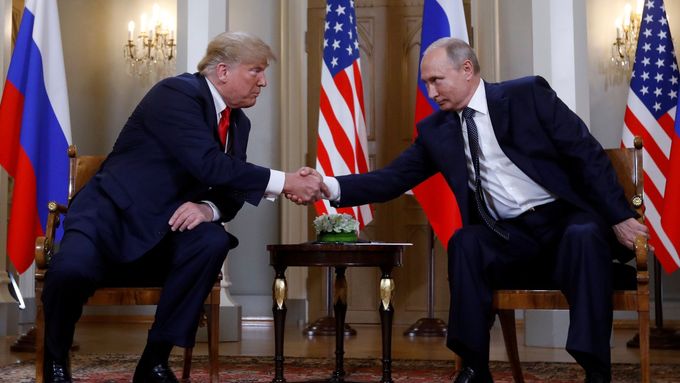 Donald Trump a Vladimir Putin během setkání v Helsinkách.