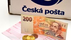 Česká pošta pošťačka doručovatelka peníze balík