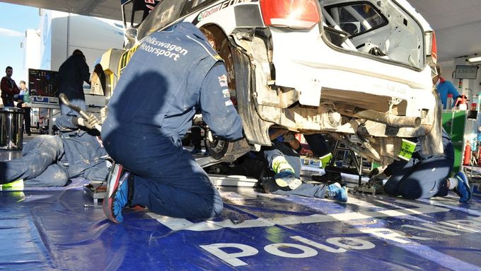 O úspěchu v mistrovství světa v rallye rozhoduje nejen umění jezdců, ale také šikovnost mechaniků v servisní zóně.