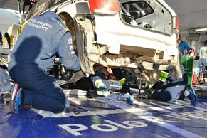 Tak válí tým šampionů: Mechanici Volkswagenu rozeberou a zase složí speciál WRC za 75 minut