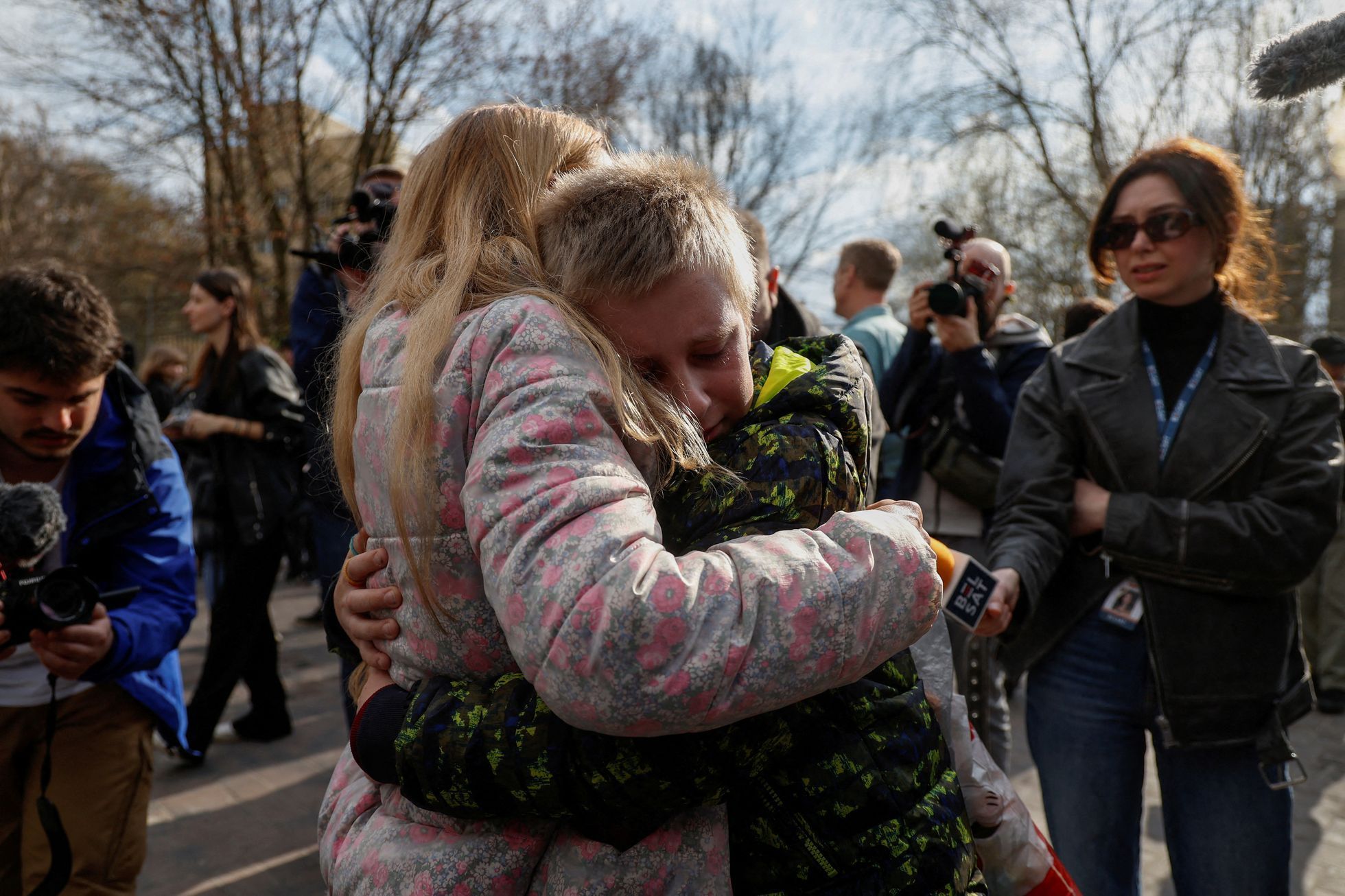 Iryna objímá svého třináctiletého syna Bohdana, kterého okupanti neprávem odvezli na "letní tábor" do Ruska. Na Ukrajinu se vrátil přes ukrajinsko-běloruskou hranici. S matkou se setkali v Kyjevě.