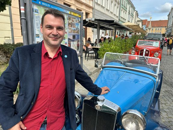 Petrovi Macinkovi půjčil auto organizátor veteránské akce, kterému se nelíbilo, že na jiné motoristické akci nemohli dělat Motoristé sobě předvolební agitaci.