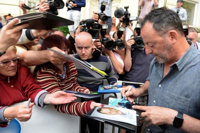 Jean Reno rozdává autogramy před hotelem Pupp