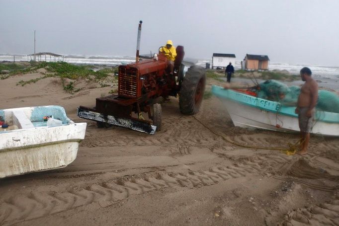 A takto vypadaly přípravy na pobřeží: Rybáři zabezpečují své loďky.