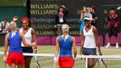 Americké tenistky Venus a Serena Williamsovy se radují z vítězství ve finále Olympiády 2012 v Londýně nad Češkami Lucií Hradeckou a Andreou Hlaváčkovou.