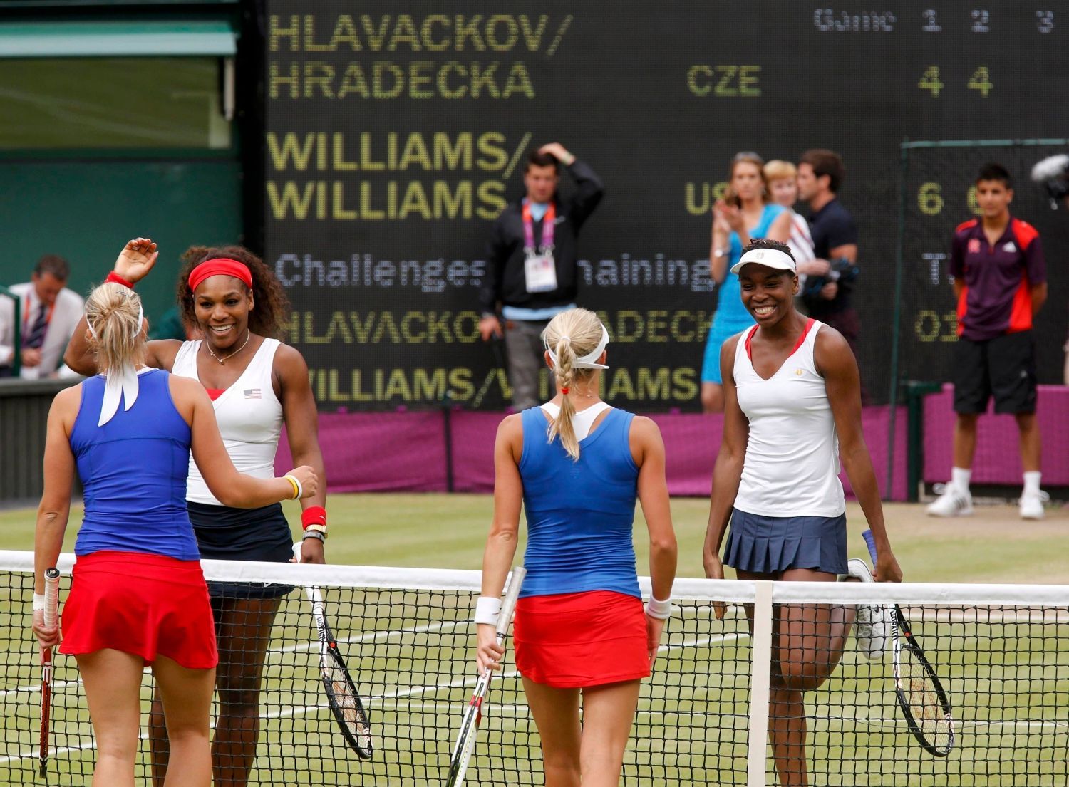 Americké tenistky Venus a Serena Williamsovy se radují z vítězství ve finále Olympiády 2012 v Londýně nad Češkami Lucií Hradeckou a Andreou Hlaváčkovou.