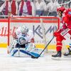 5. finále hokejové extraligy 2020/21, Třinec - Liberec: Hostující brankář Petr Kváča zasahuje