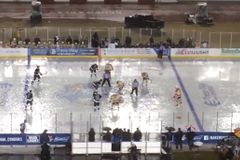 Video: Hokej na vodě. Venkovní zápas v AHL nezastavil ani silný déšť