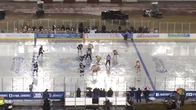 Venkovní zápas v hokejové AHL nabídl kvůli dešti vskutku netradiční podívanou.