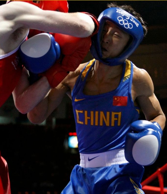 BOX Ir Paddy Barnes (vlevo) zasahuje čínského borce Zou Shiming v zápase muší váhy (do 48 kg).