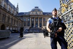 V Paříži začíná proces nevídaných rozměrů, je se strůjci útoků z listopadu 2015