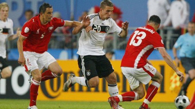 Německý útočník Lukas Podolski se probíjí polskou obranou( (vlevo Dariusz Dudka, vpravo Marcin Wasilewski).