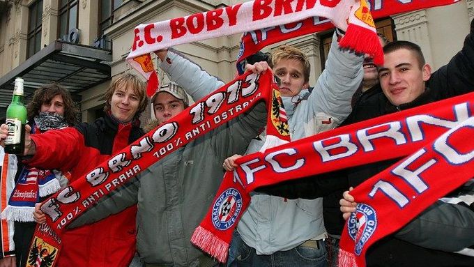 Brněnští fanoušci pochodovali za svůj fotbalový stadion