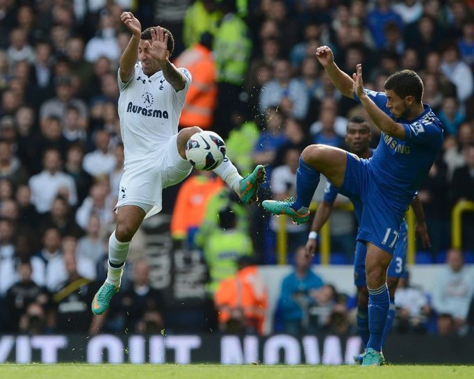 Fotbalista Chelsea Eden Hazard (vpravo) v souboji s Aaronem Lennonem v utkání anglické Premier League 2012/13 proti Tottenhamu.