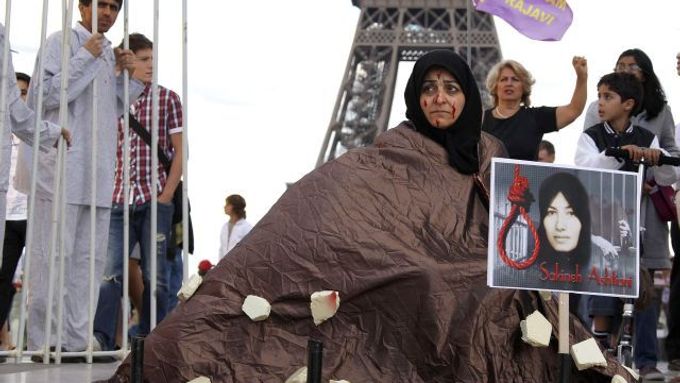 Protest proti kamenování íránské ženy v Paříži.