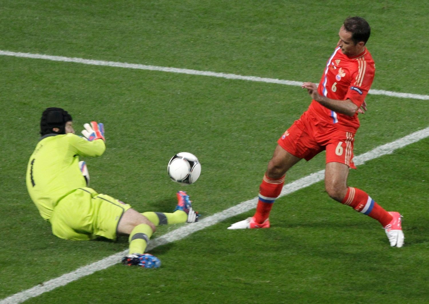Roman Širokov střílí gól Petru Čechovi na Euru 2012. (Rusko - Česká republika)