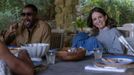 Colman Domingo jako Danny a Tina Feyová v roli Kate v seriálu Čtyři roční období.
