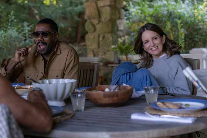 Colman Domingo jako Danny a Tina Feyová v roli Kate v seriálu Čtyři roční období.
