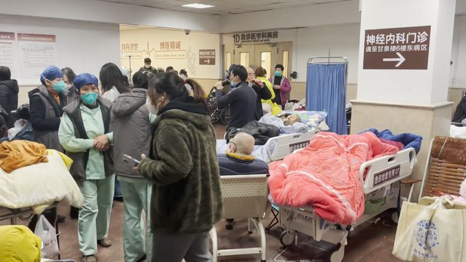 Po uvolnění restrikcí v Šanghaji se v lednu přeplnily nemocnice pacienty s covidem
