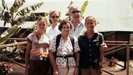 V roce 1978 se na místo vypravil americký kongresman Leo Ryan, aby situaci osobně prověřil a zjistil, co je na informacích pravdy. Setkání se však vyhrotilo a při zpáteční cestě byl s celou delegací zastřelen ozbrojeným komandem, které vyslal Jones.