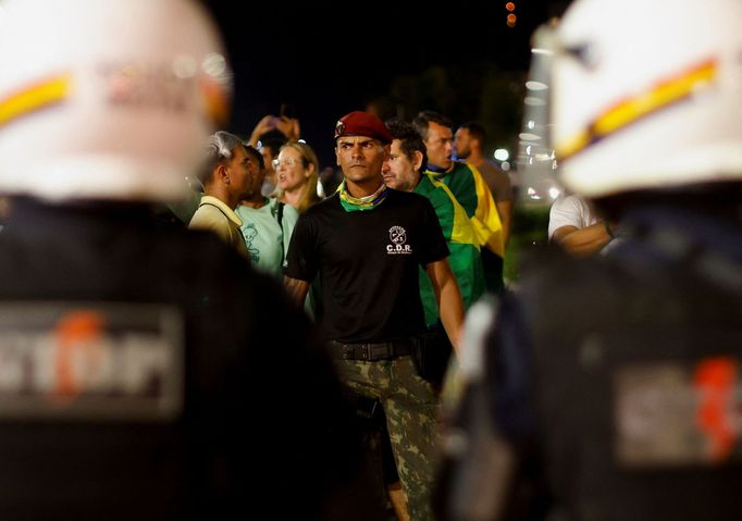 Protesty příznivců odstupujícího prezidenta Jaira Bolsonara po potvrzení vítěze brazilských voleb, jeho rivala Luize Inácia Luly da Silva.