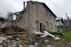 Po výbuchu domu na Vsetínsku byli nalezeni čtyři mrtví lidé, žena a tři děti