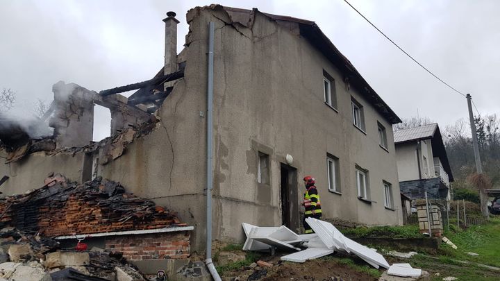 Po výbuchu domu na Vsetínsku byli nalezeni čtyři mrtví lidé, žena a tři děti; Zdroj foto: Policie ČR