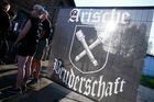 Neonacisté v německém Ostritzu oslavují Hitlera. Policie jim zabavila trička a plakáty