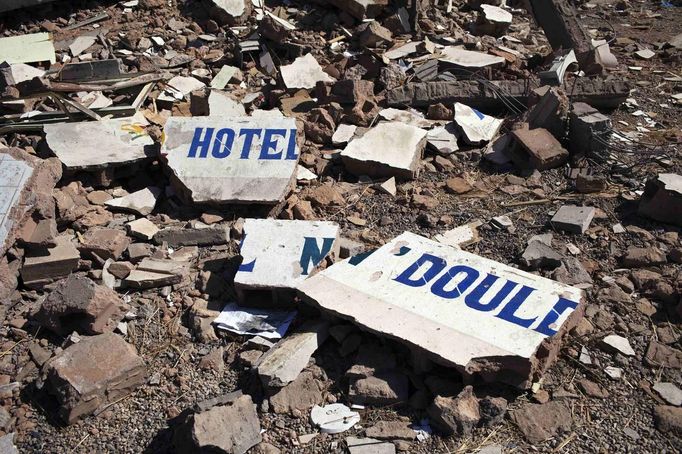 The broken sign of a hotel hit by French air strikes lies on the ground in Douentza January 29, 2013. The hotel was used as a base for Islamists and was hit by French air strikes over a week ago. REUTERS/Joe Penney (MALI - Tags: CIVIL UNREST POLITICS CONFLICT) Published: Led. 29, 2013, 1:47 odp.