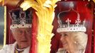 Král Karel III. s královnou Camillou odjíždějí po korunovaci z Westminsterského opatství.